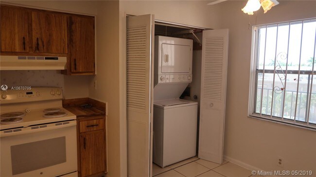 Foto del edificio - 7210 Lake Cir Dr