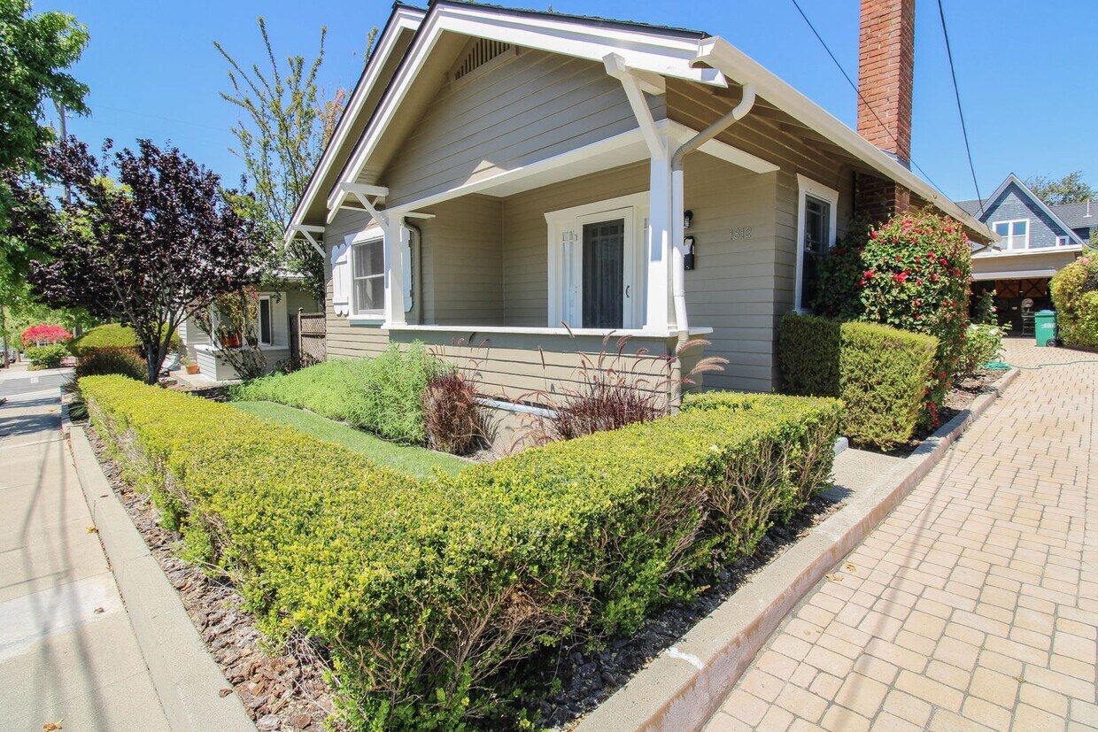 Foto principal - 2 Bedroom Bungalow Downtown SLO with Garage