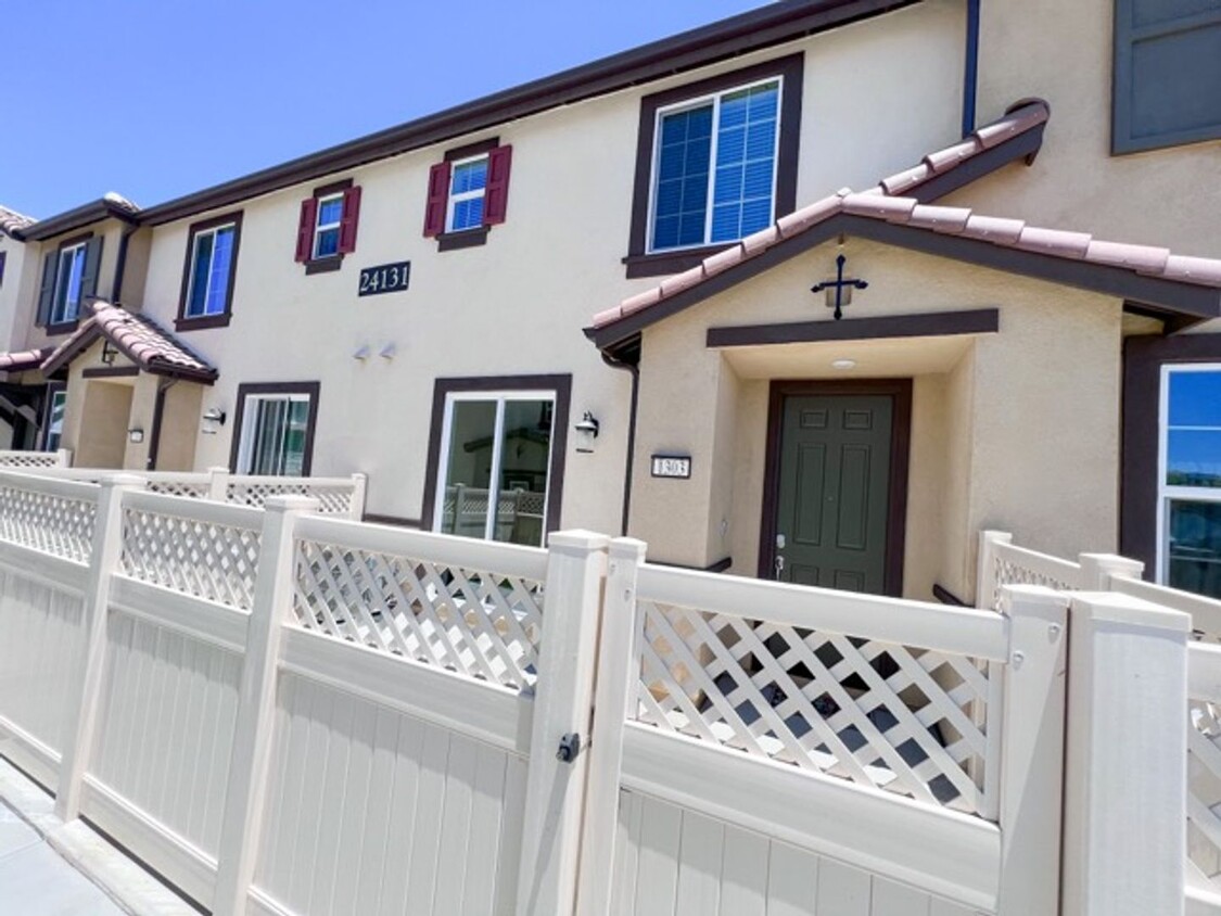Foto principal - Newly built 3 bedroom Condo with Solar loc...