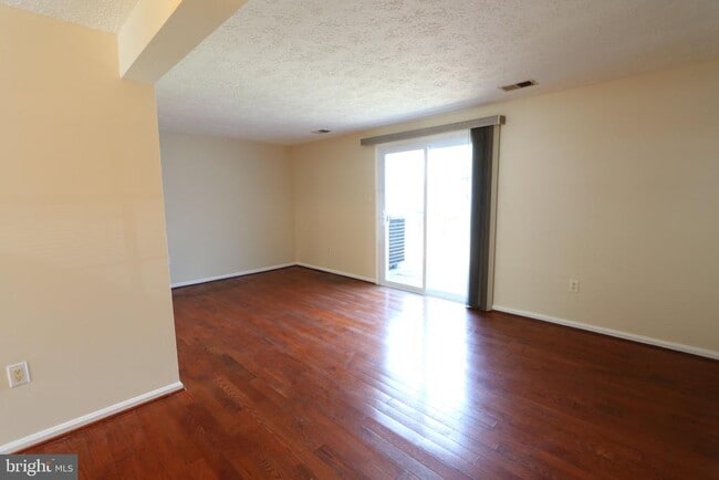 Building Photo - 2086 Tanglewood Dr
