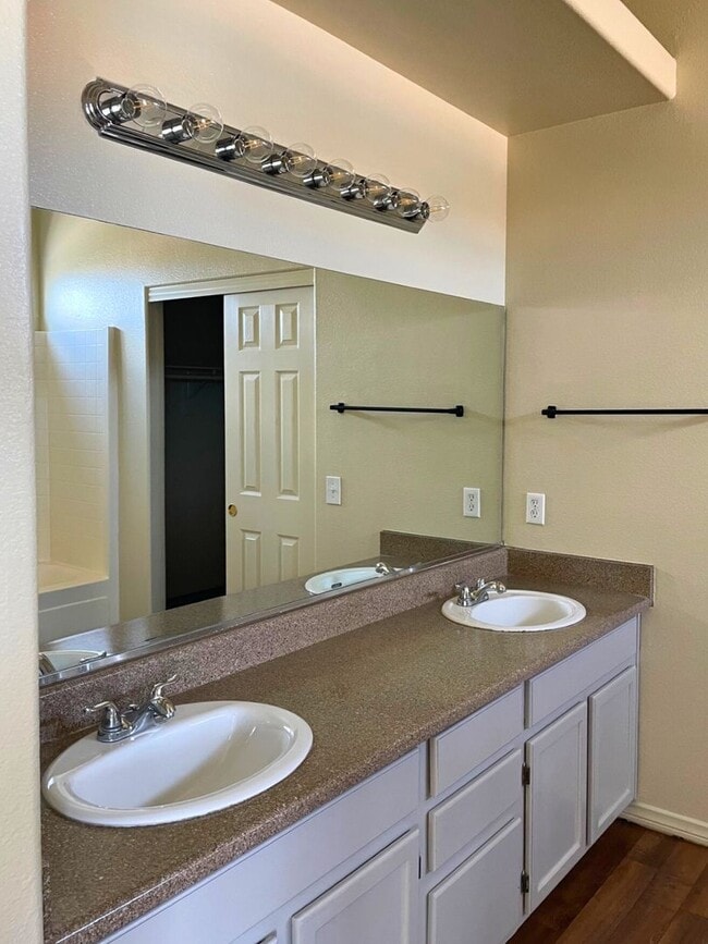 Foto del edificio - MOVE-IN READY 5BR/2.5BA SINGLE FAMILY HOME...