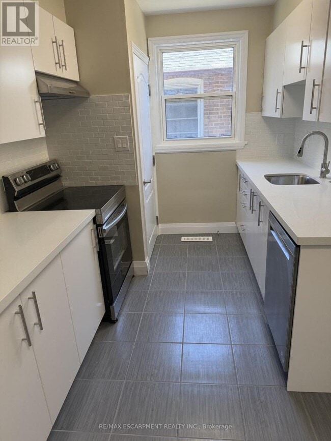 Building Photo - 377 Martin St