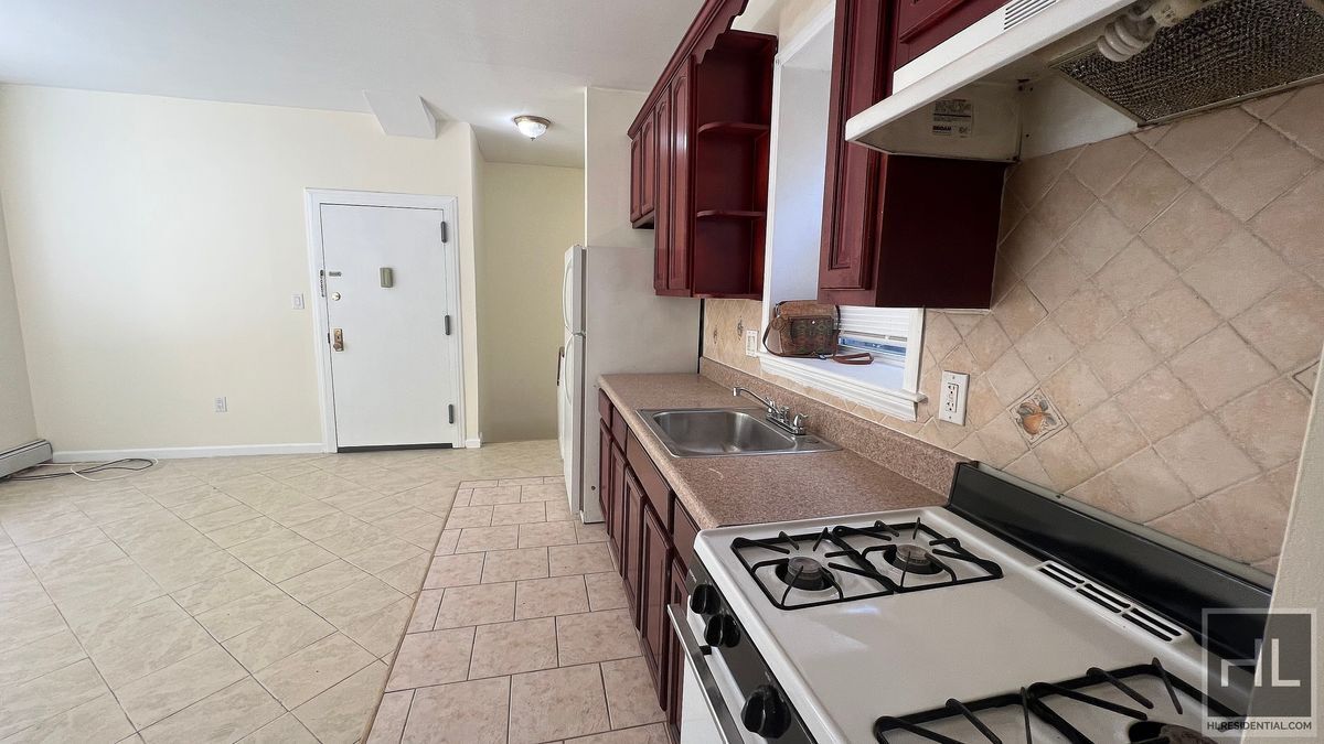 Foto principal - NEWLY RENOVATED 2 BEDROOM W/1.5 FULL BATH/...