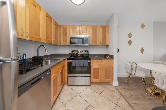 Building Photo - 4307 W Kennedy Blvd