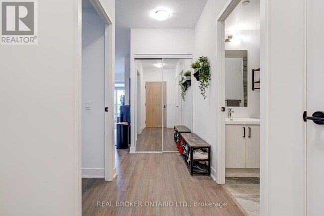 Photo du bâtiment - 50 George Butchart Dr