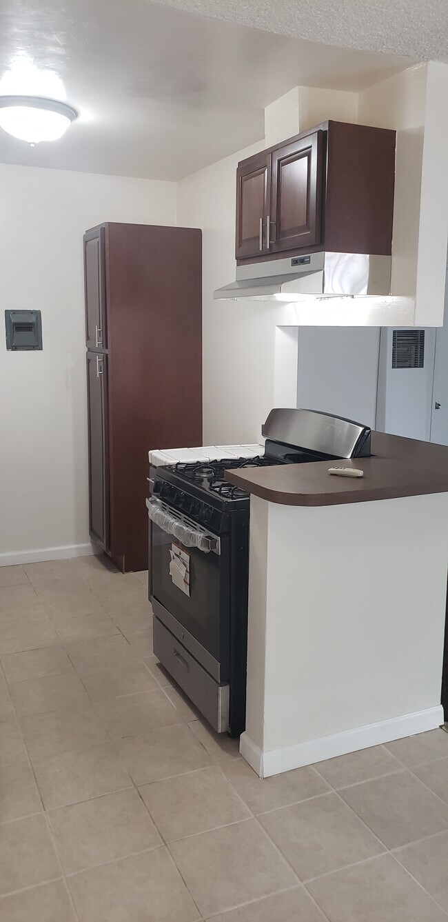 Building Photo - 457 W Windsor Rd