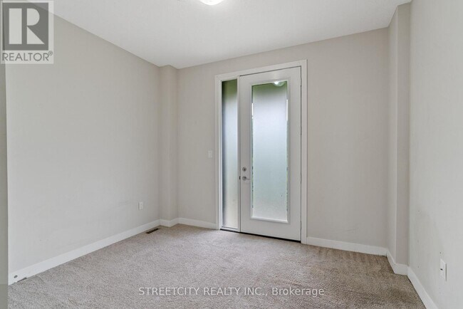 Photo du bâtiment - 964 W Village Square