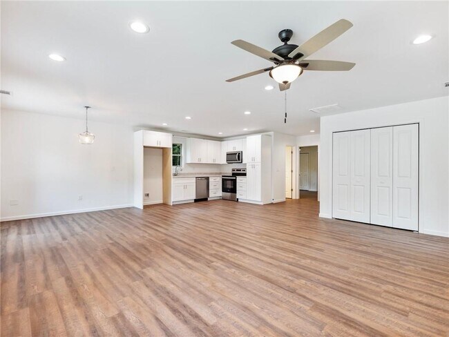 Foto del edificio - 8083 Beachwood Dr