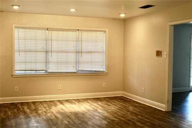 Building Photo - 9408 Roslyn Dr