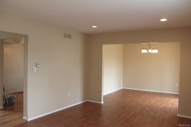 Building Photo - 4909 Queen Dr
