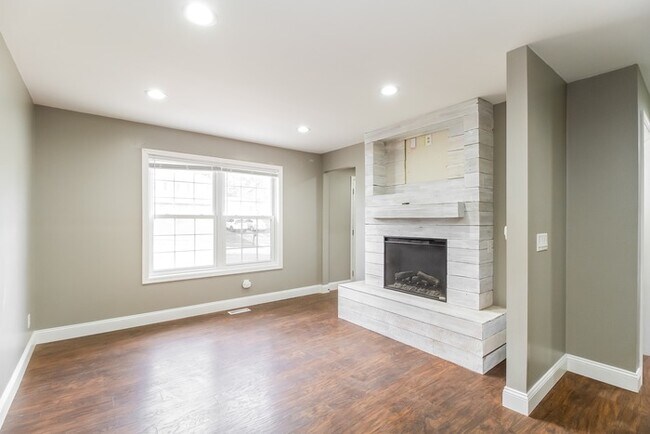 Building Photo - Gorgeous 4 Bedroom in Great Location