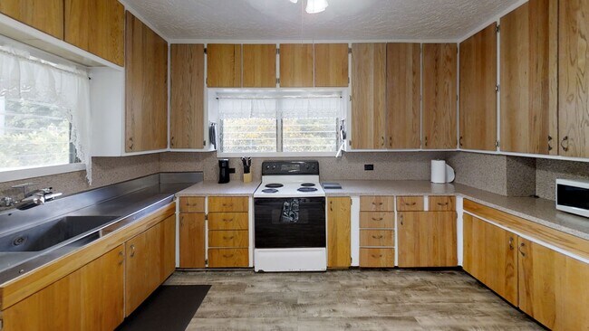 Building Photo - 1600 Kilauea Ave