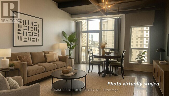 Photo du bâtiment - 66 Bay St S