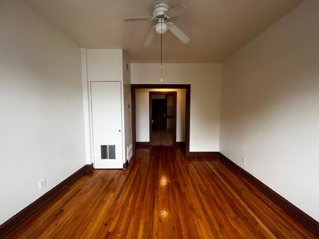 Foto del edificio - 4954 W Dickens Ave