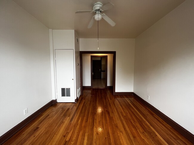 Building Photo - 4954 W Dickens Ave