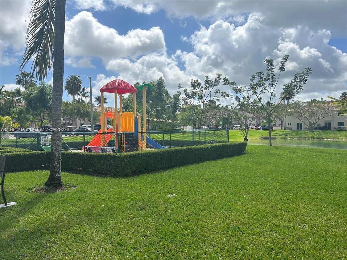 Building Photo - 2621 SE 12th Rd