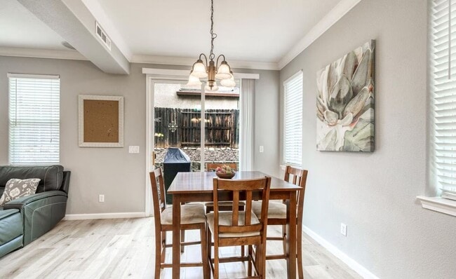 Foto del edificio - Fully Furnished 3 Bedroom / 2.5 Bath Two Story Home