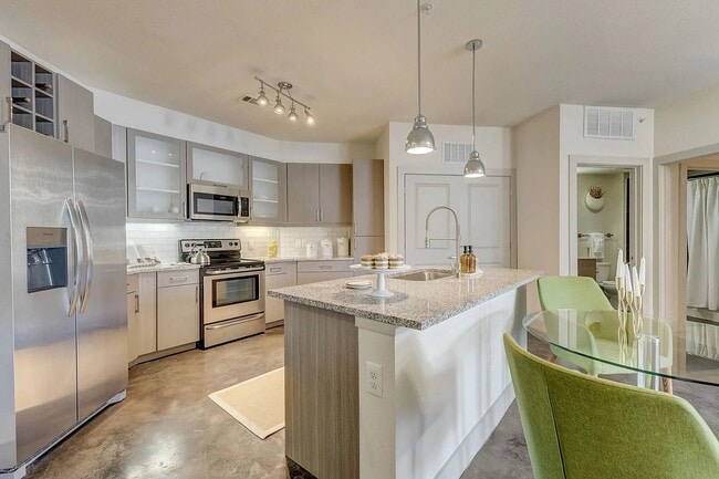 Building Photo - 835 S Good Latimer Expy
