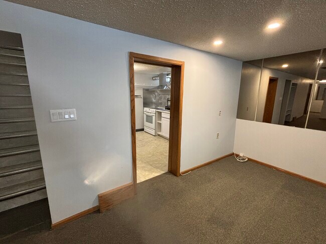 Building Photo - 120 Cumberland Av S