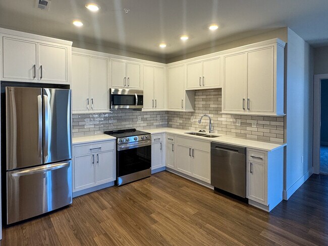 Building Photo - Woods of West Carmel