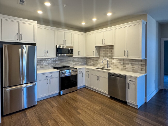 Building Photo - Woods of West Carmel