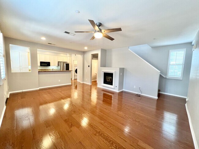 Building Photo - Beautiful 2B/2.5BA located in Santee!