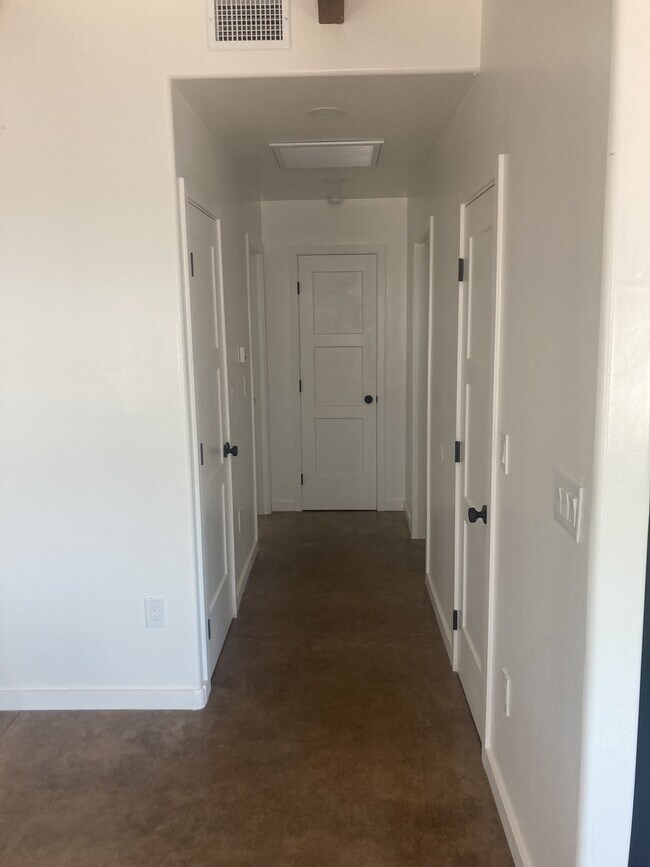 Foto del edificio - 1050 E Water St