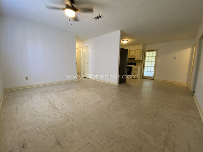 Foto del edificio - Swan Lake home available!