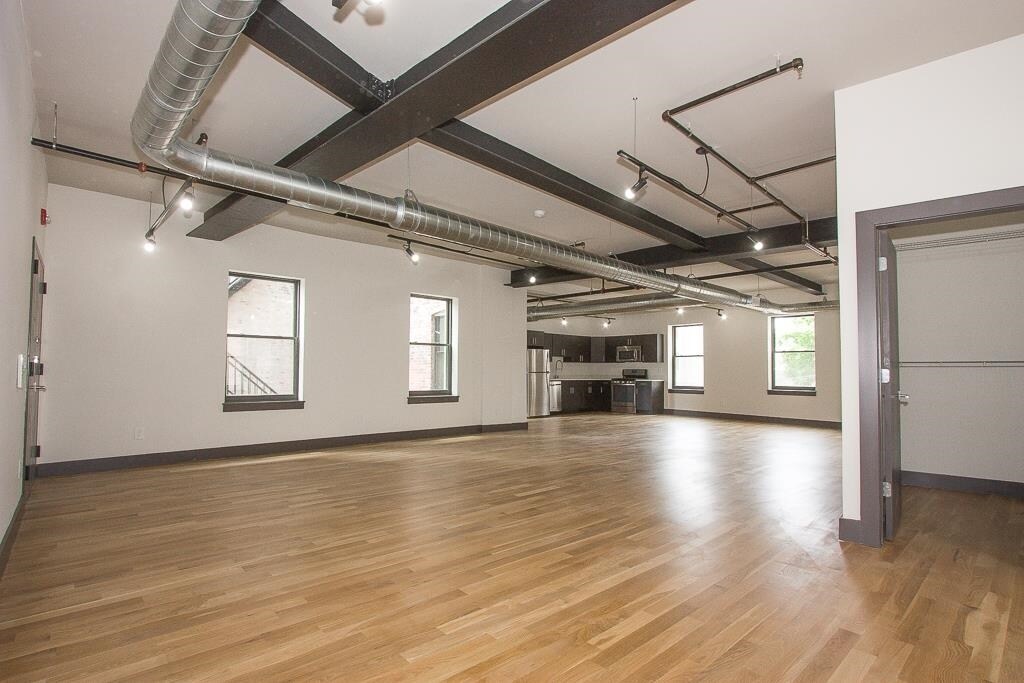 Foto principal - 190 Christopher Columbus Dr
