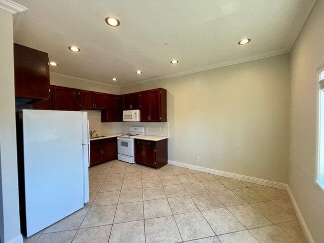 Building Photo - Lovely, Spacious, Heart of the Mission! In...