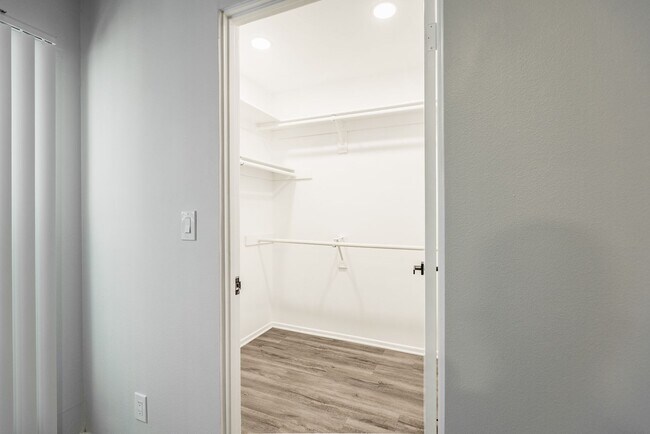 Interior Photo - 1527 Veteran Ave