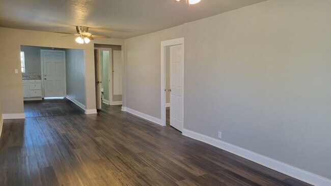 Foto del edificio - Totally Updated 3/1/2 A MUST SEE! Available July 2026