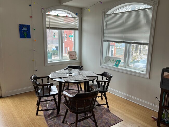 Bright dining area - 507 N Oakley Blvd