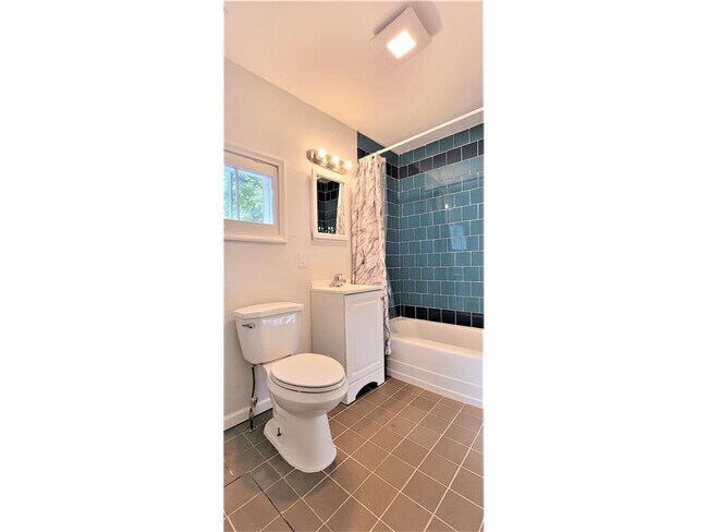 Foto del edificio - 2335 Hemlock Ln N