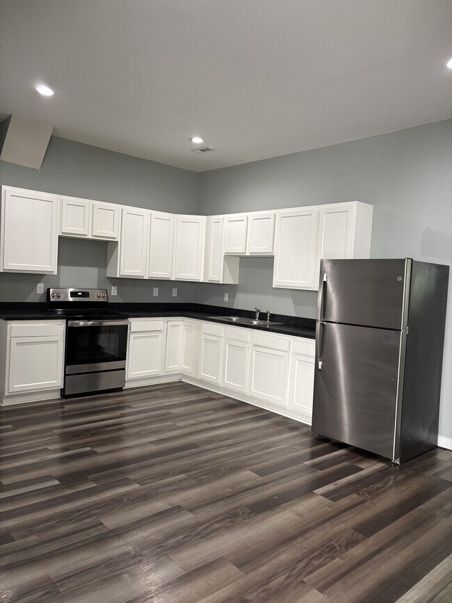 Foto del edificio - 2215 W Market St