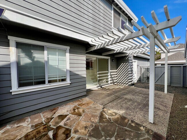 Building Photo - 2 Bed/2.5 Bath Home with Pool Access!