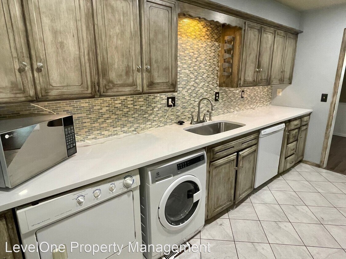 Primary Photo - 3 br, 3 bath House - 3007 W Wilshire Boule...