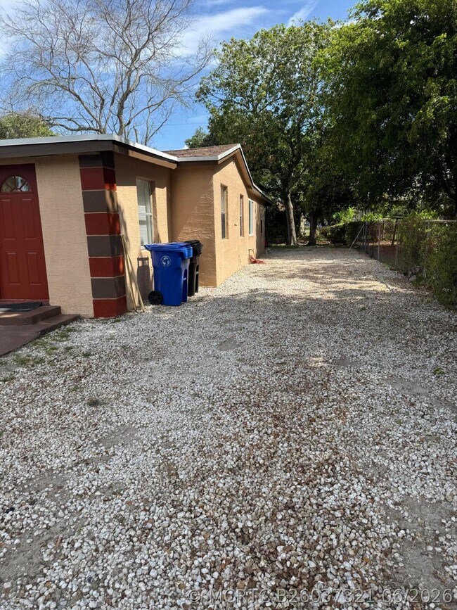 Foto del edificio - 2221 NW 6th Ct