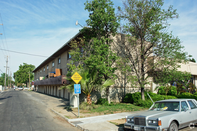 Building Photo - Exclusive Suites of Fresno