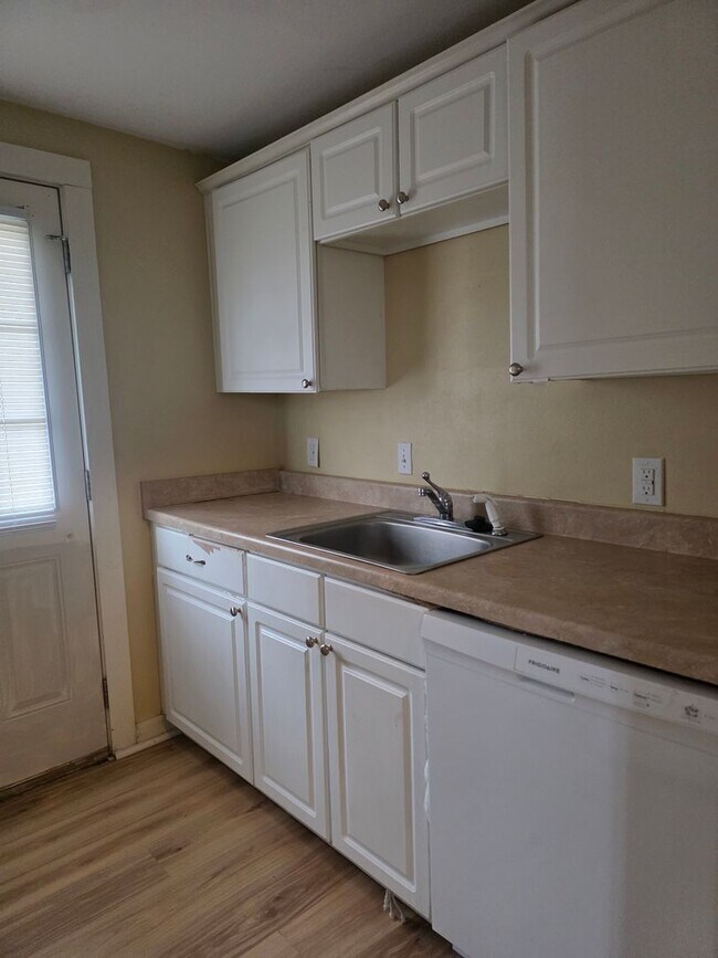 Foto del edificio - Two-story, 2 bedroom, 1 1/2 bath home