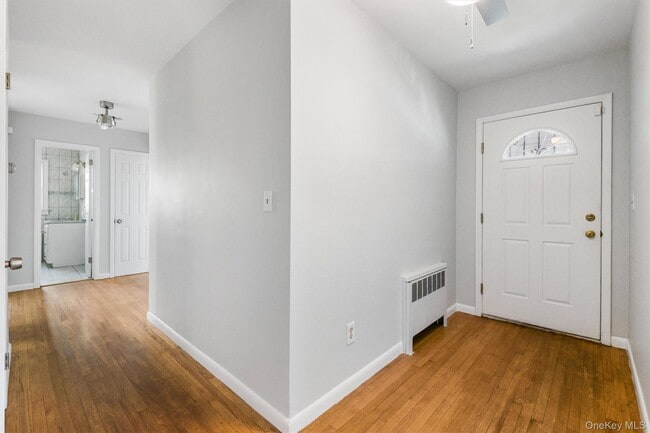 Building Photo - 846 Hartsdale Rd