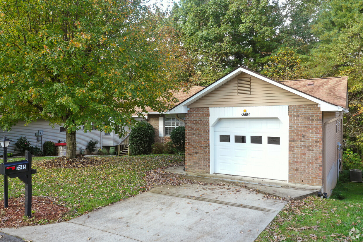 Beautiful homes with separate garages - 55+ Pacifica Senior Living Heritage Hills