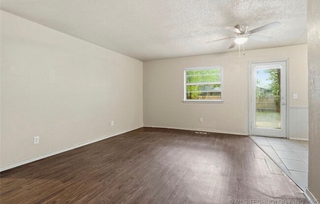Building Photo - 4 Bedroom House