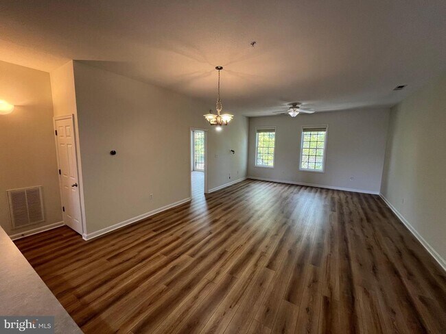 Foto del edificio - 17400 N Village Main Blvd
