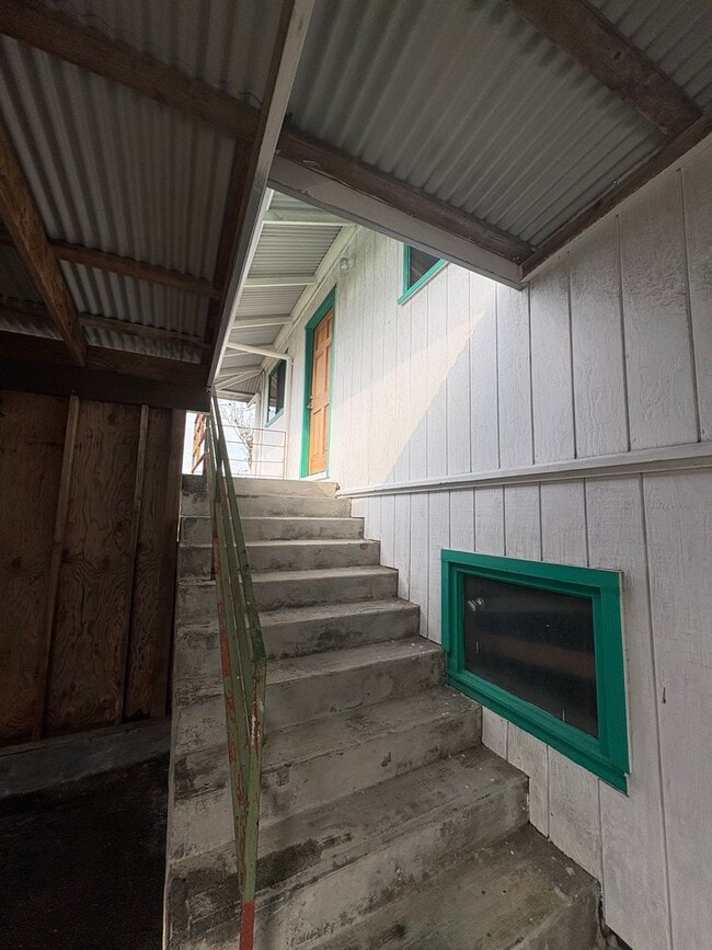 Building Photo - Beautiful 2 bedroom, 1.5 bath located in central Hilo town