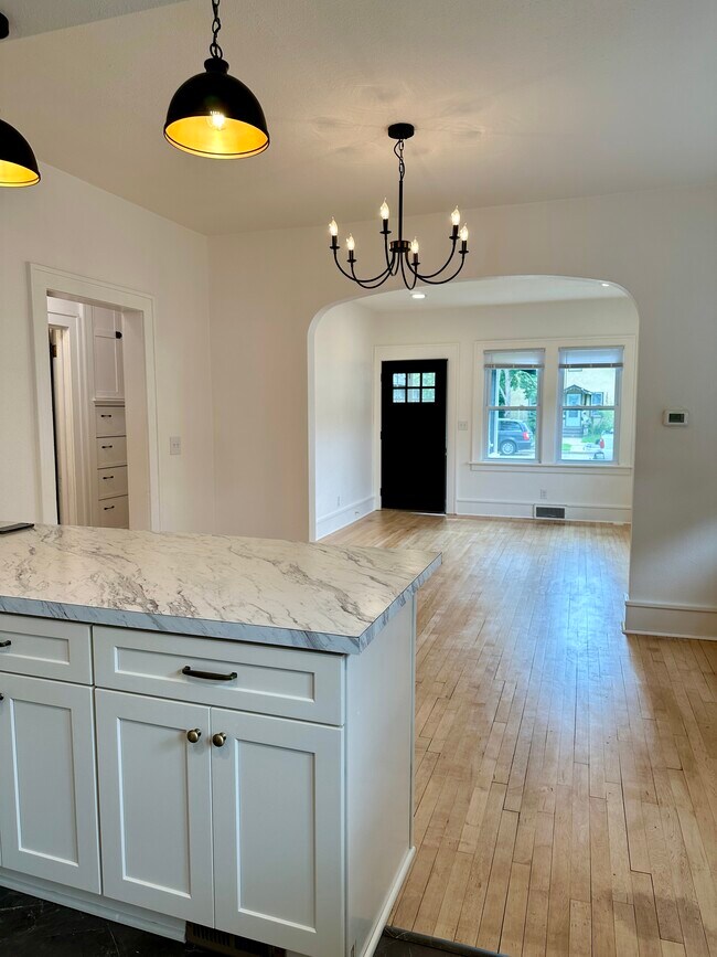 Foto del edificio - 807 3rd Ave NE