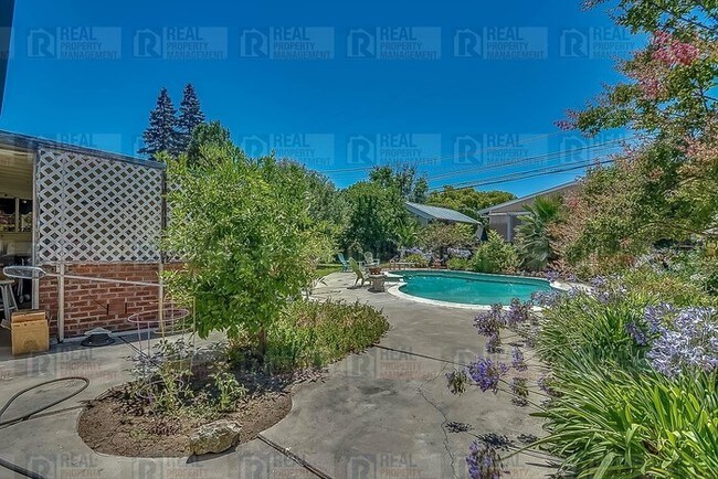Building Photo - Stockton 3 Bedroom 2 Bath Home with "POOL"