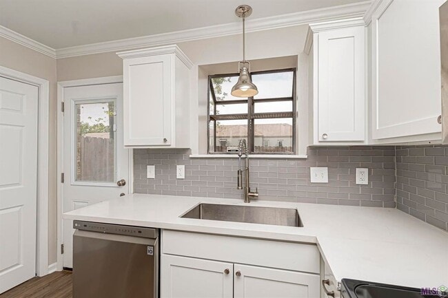 Foto del edificio - 2 Bedroom Townhome off Jefferson & Bluebonnet Blvd- Pet Friendly