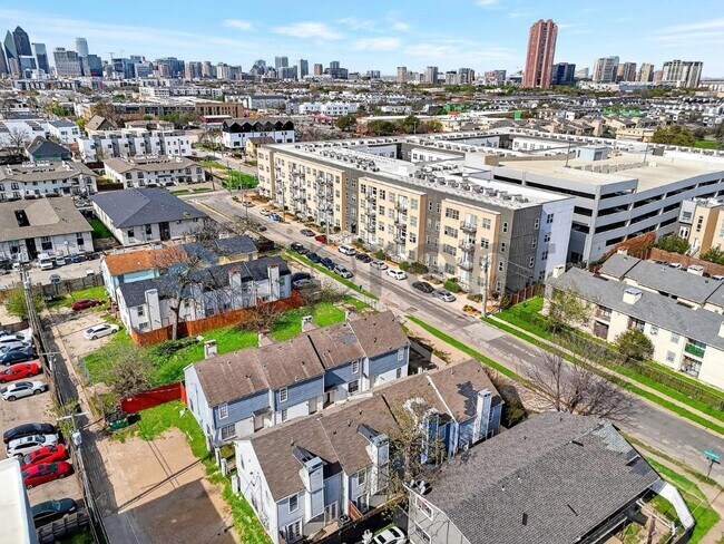 Foto del edificio - 4626 San Jacinto St