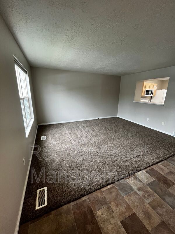 Building Photo - 372 500 S